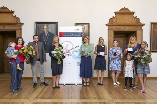Fotografie: Offizielle Vorstellung der Familien-App bei der Pressekonferenz mit den drei Gewinnerinnen Frau Engelhardt, Frau Betz und Frau Schindler (v. li.)  (C) Bilddokumentation Stadt Regensburg