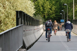 Themenbild Verkehr und Mobilität - Fotografie Fahrradfahrer auf einer Brücke
