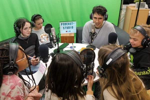 Fotografie: Die Podcast-Crew mit Gast Henry und dem Sozialpädagogen Michael Jungbauer aus dem Pater-Rupert-Mayer-Zentrum in Regensburg
