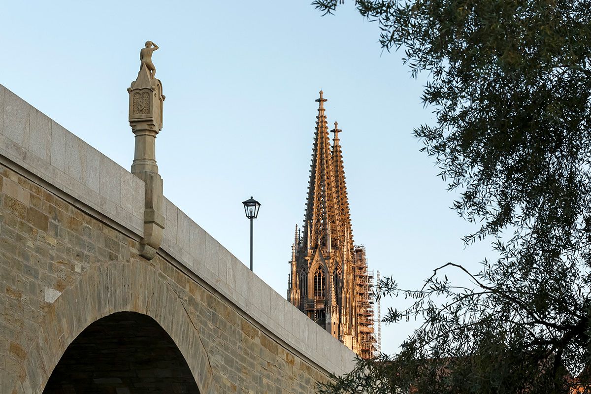 Fotografie - Steinerne Brücke mit der Statue des Bruckmandl, das zum Regensburger Dom blickt