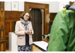 Fotografie: Oberbürgermeisterin Gertrud Maltz-Schwarzfischer im Gespräch mit Besucherinnen und Besuchern (C) Bilddokumentation Stadt Regensburg