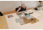 Fotografie - Frau malt an einem Tisch (C) Paul Strasser