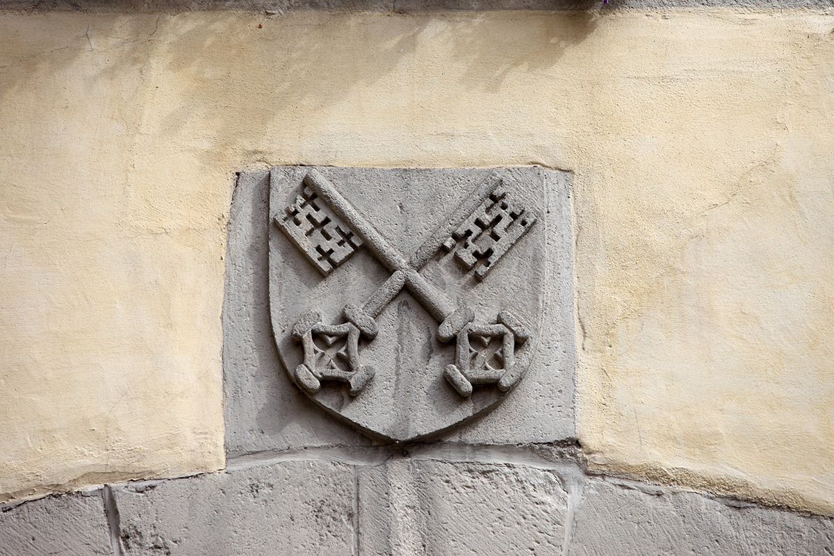 Altes Rathaus - Wappen am Durchgang zum Roten Herzfleck