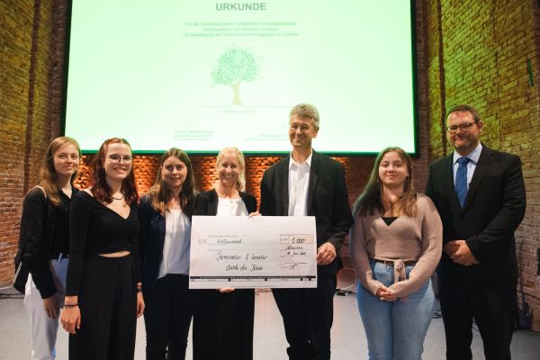 Fotografie: Auszeichnung der FOS/BOS für das Projekt „Virtueller Schüleraustausch mit Israel My world meets yours“