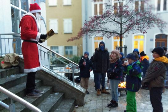 Fotografie – Nikolaus liest Kindern aus seinem goldenen Buch vor (C) Steffi Baumann