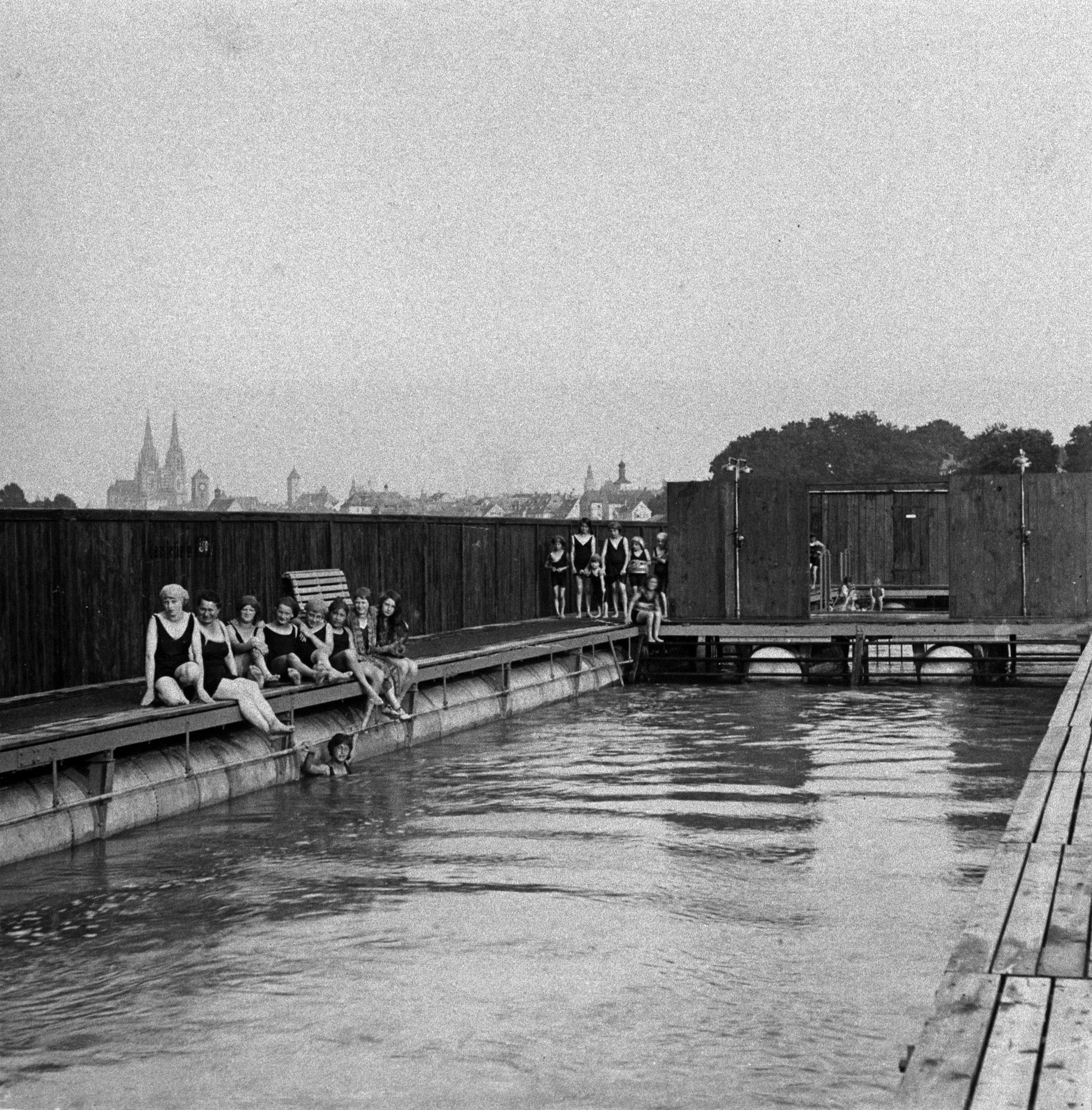 Streng nach Geschlechtern getrennt waren die in die Donau gebauten Badebereiche noch bis in die 30er-Jahre des letzten Jahrhunderts.