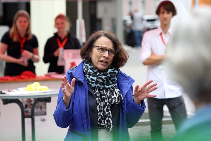 Fotografie: Oberbürgermeisterin Gertrud Maltz-Schwarzfischer begrüßt zur ersten Dialogveranstaltung „Stadt im Gespräch“ am Dachauplatz zum Thema Radverkehr. (C) Bilddokumentation Stadt Regensburg Stadt im Gespräch Radverkehr 1