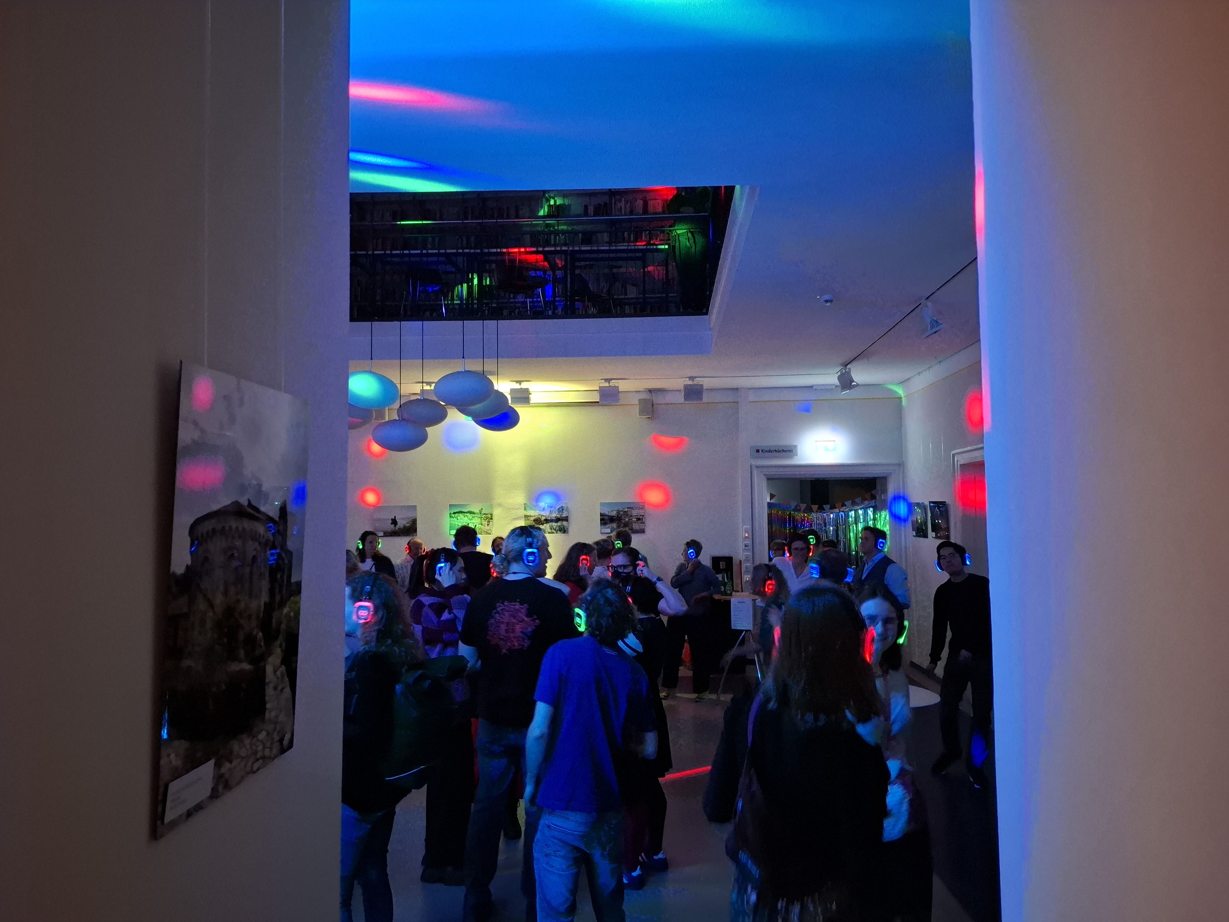 Tanzende in der Lesehalle