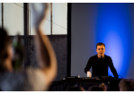 Fotografie – ein DJ legte in einer Halle der PLK auf (C) Simon Gehr