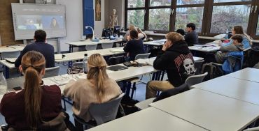 Blick in ein Klassenzimmer beim Online-Zeitzeugengespräch