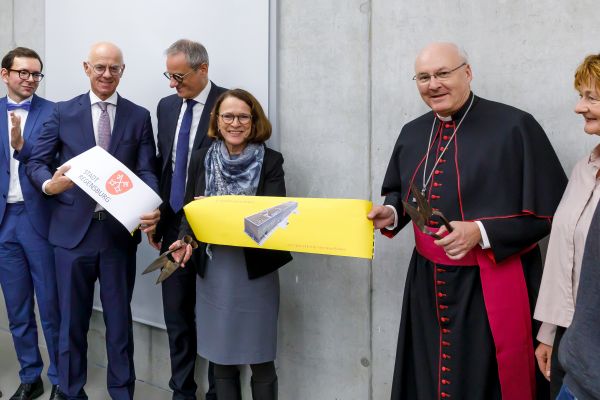 Fotografie: Oberbürgermeisterin Gertrud Maltz-Schwarzfischer und Bischof Rudolf Voderholzer mit weiteren Vertretern bei der Eröffnung des Zentraldepots