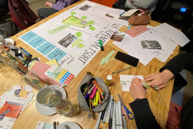 Arbeitstisch beim Workshop für Umwelt- und Architekturvermittlung