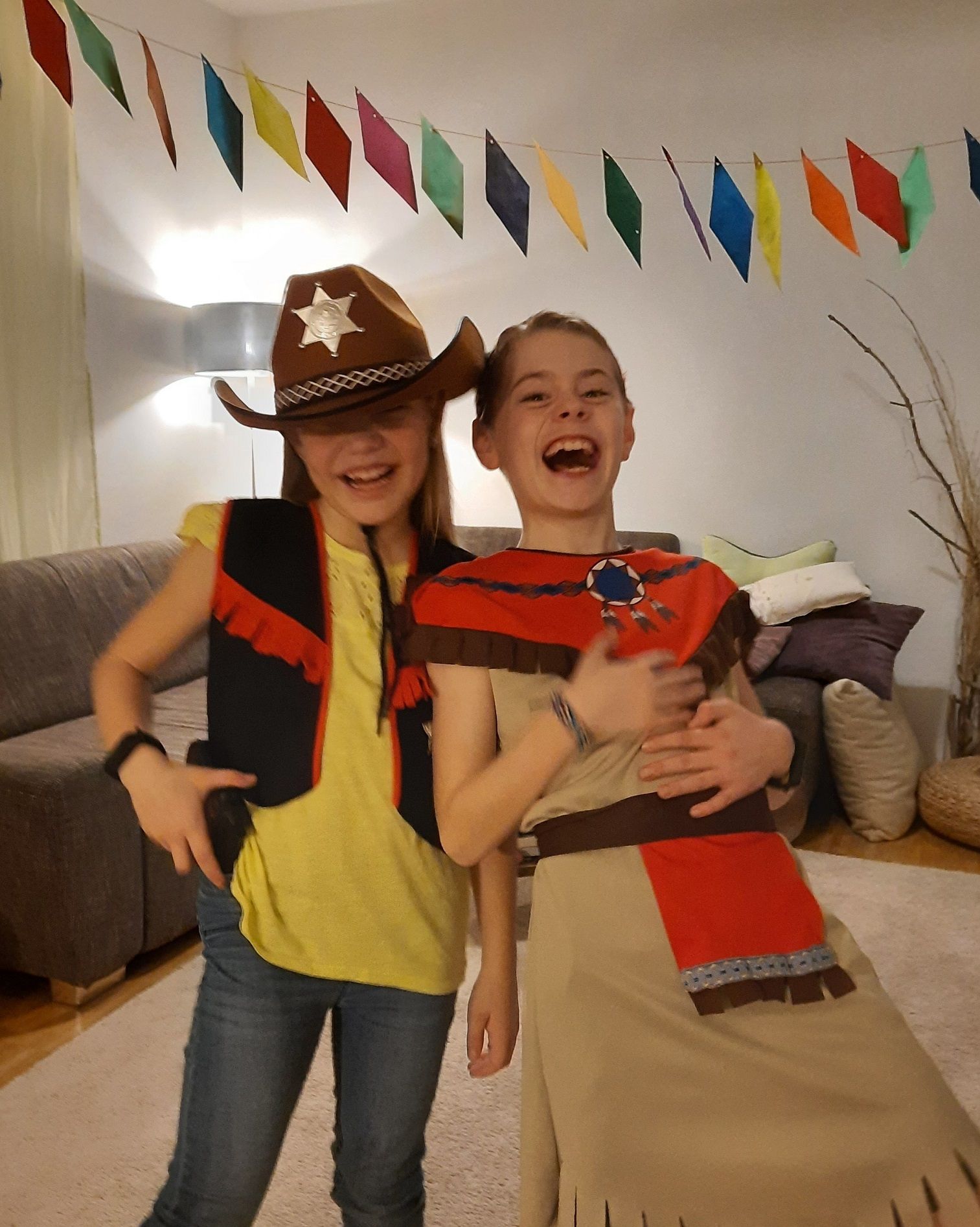 Fotografie – Schüler des VMG verkleidet beim Fasching daheim