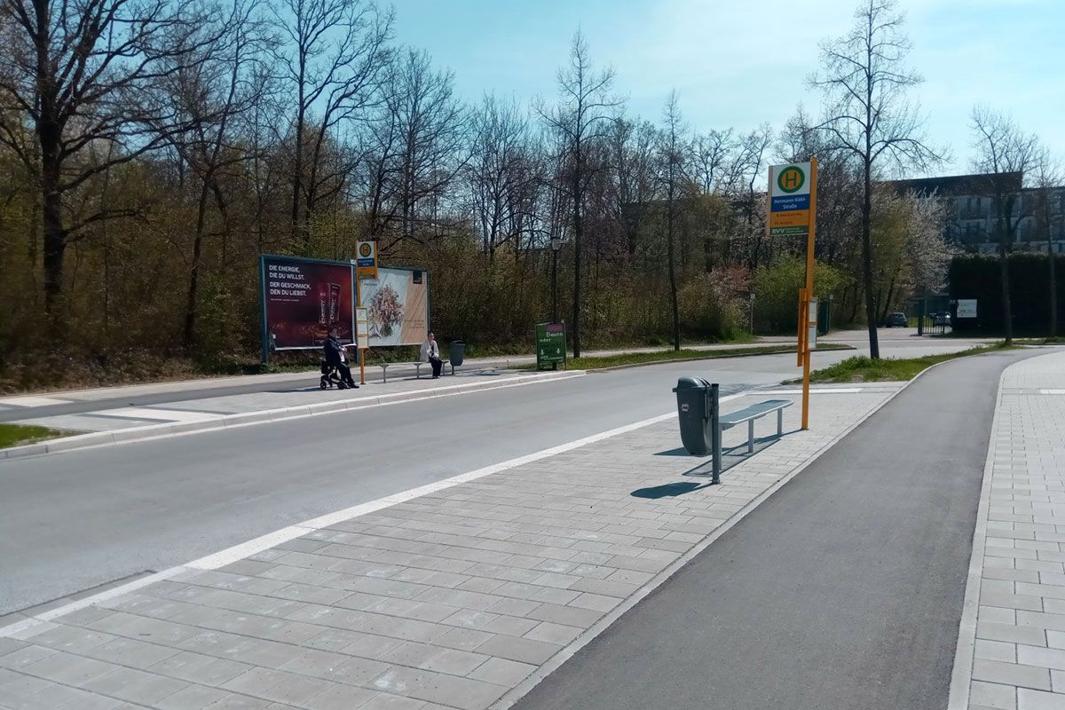 Fotografie - Baumaßnahme Hermann-Köhl-Straße/Wernerwerkstraße - Auf dem Bild sieht man die barrierefrei ausgebaute und mit Kasseler Sonderbord sowie taktilen Auffindestreifen umgebaute Bushaltestelle an der Hermann-Köhl-Straße .                                           