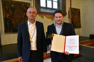 Fotografie - Auszeichnung für das Theater Regensburg; im Bild Bürgermeister Ludwig Artinger und der Kaufmännische Direktor des Theater Regensburg, Dr. Matthias Schloderer