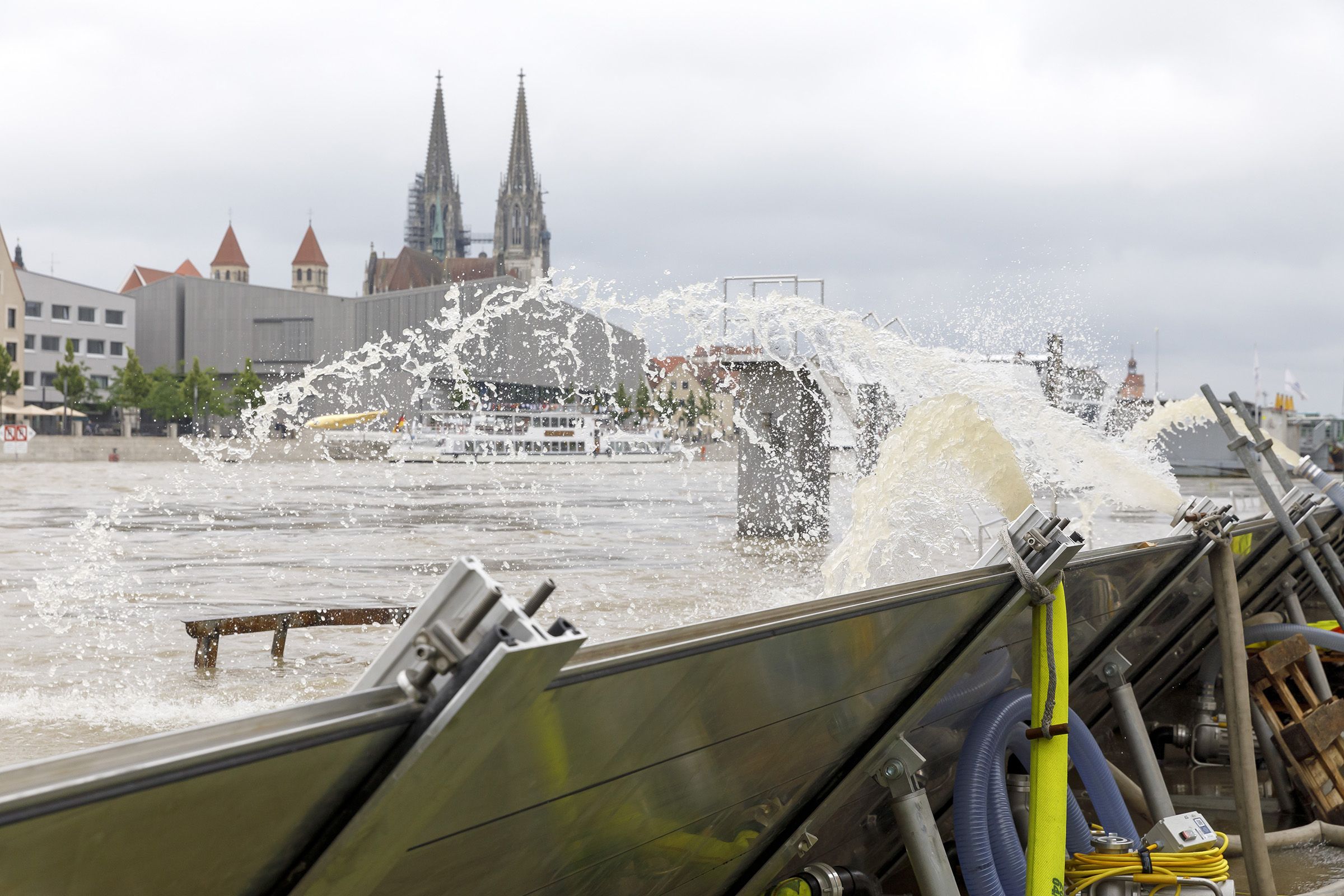 Fotografie: Wasser wird über die mobilen Hochwasserschutzelemente zurück in die Donau gepumpt.