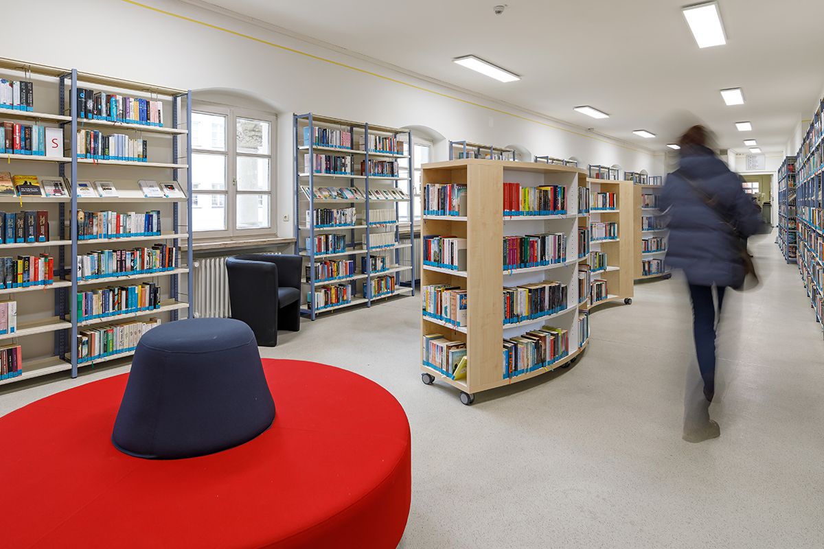 Bücherregale mit Romanen