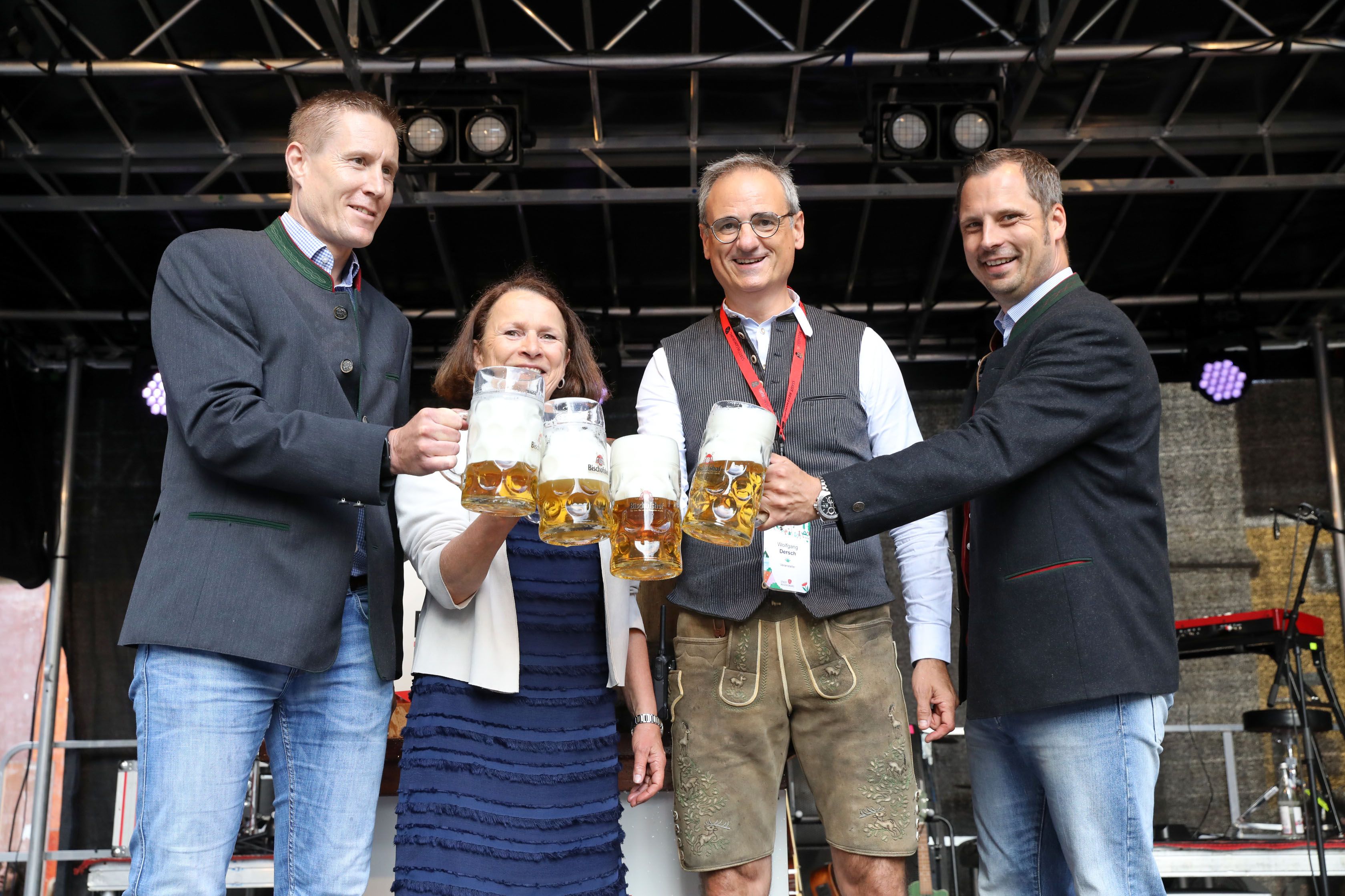Fotografie: Es wird mit frisch gezapften Bier angestoßen.