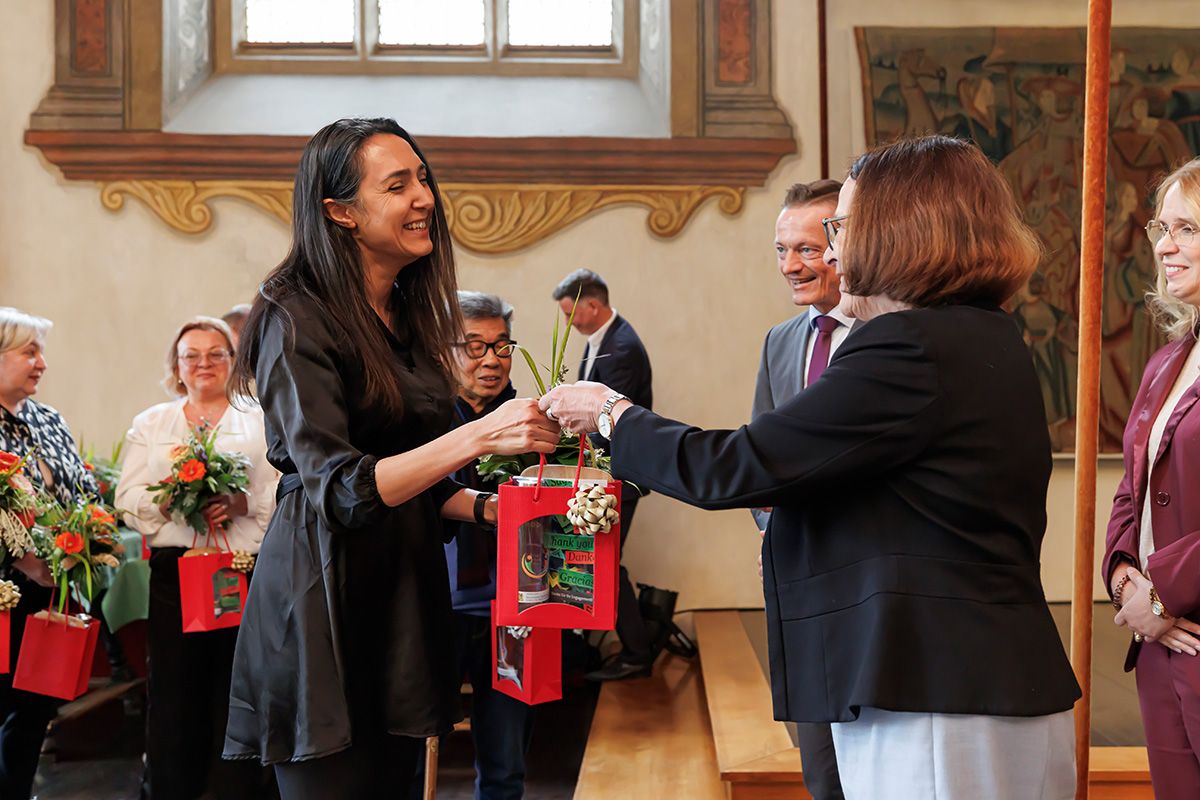 Fotografie - Übergabe der Geschenke an die Ehrenamtlichen durch Oberbürgermeisterin Gertrud Maltz-Schwarzfischer