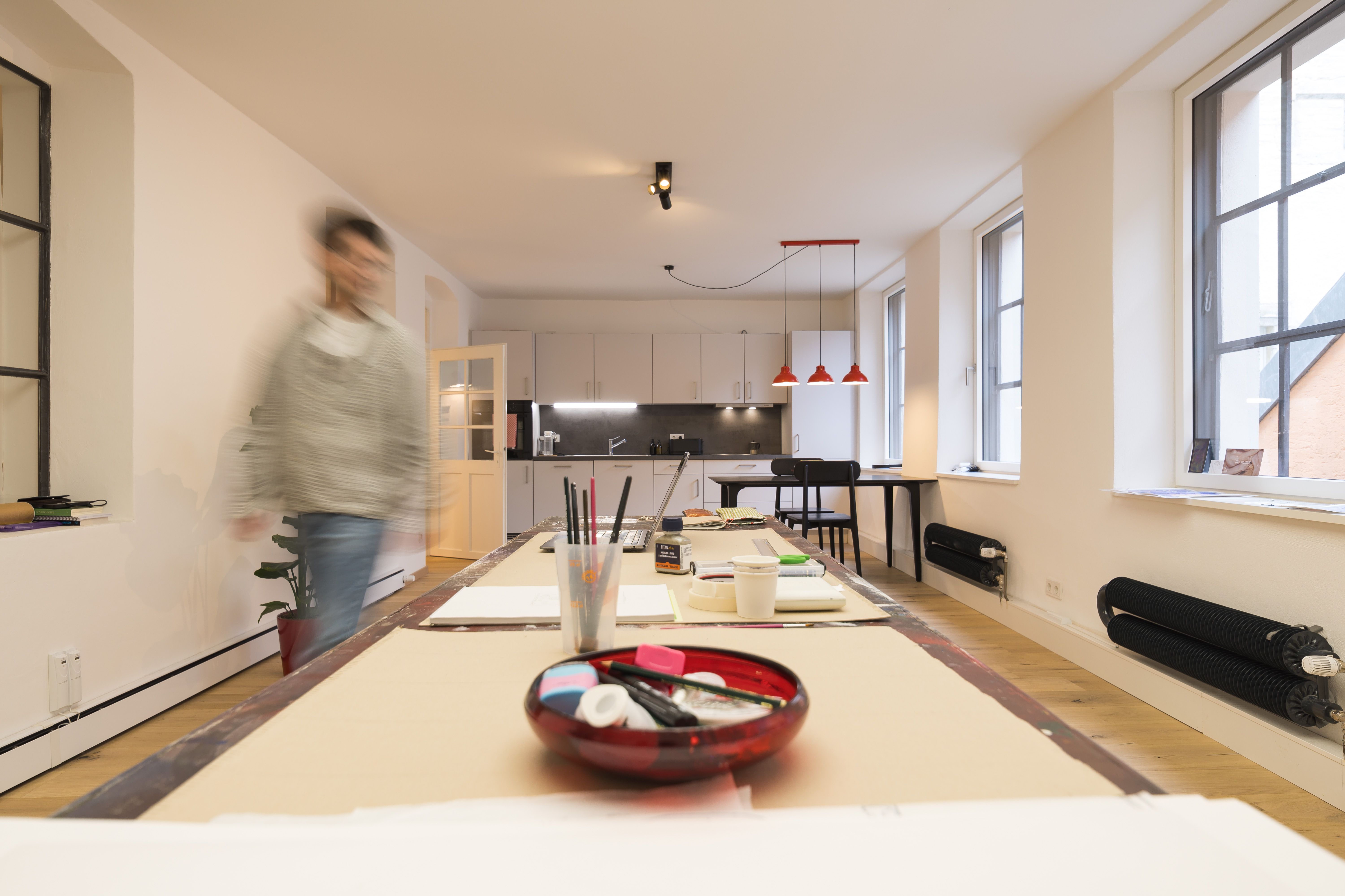 Die Fotografie zeigt das Studio der Atelierwohnung 2