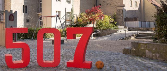 Fotografie: 507-Ziffern auf einem Spielplatz im Herbst
