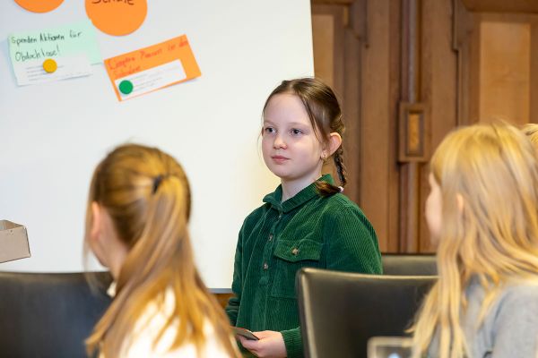 Kinderbeirätin präsentiert Ideen zu den Themen Obdachlosigkeit und Schule