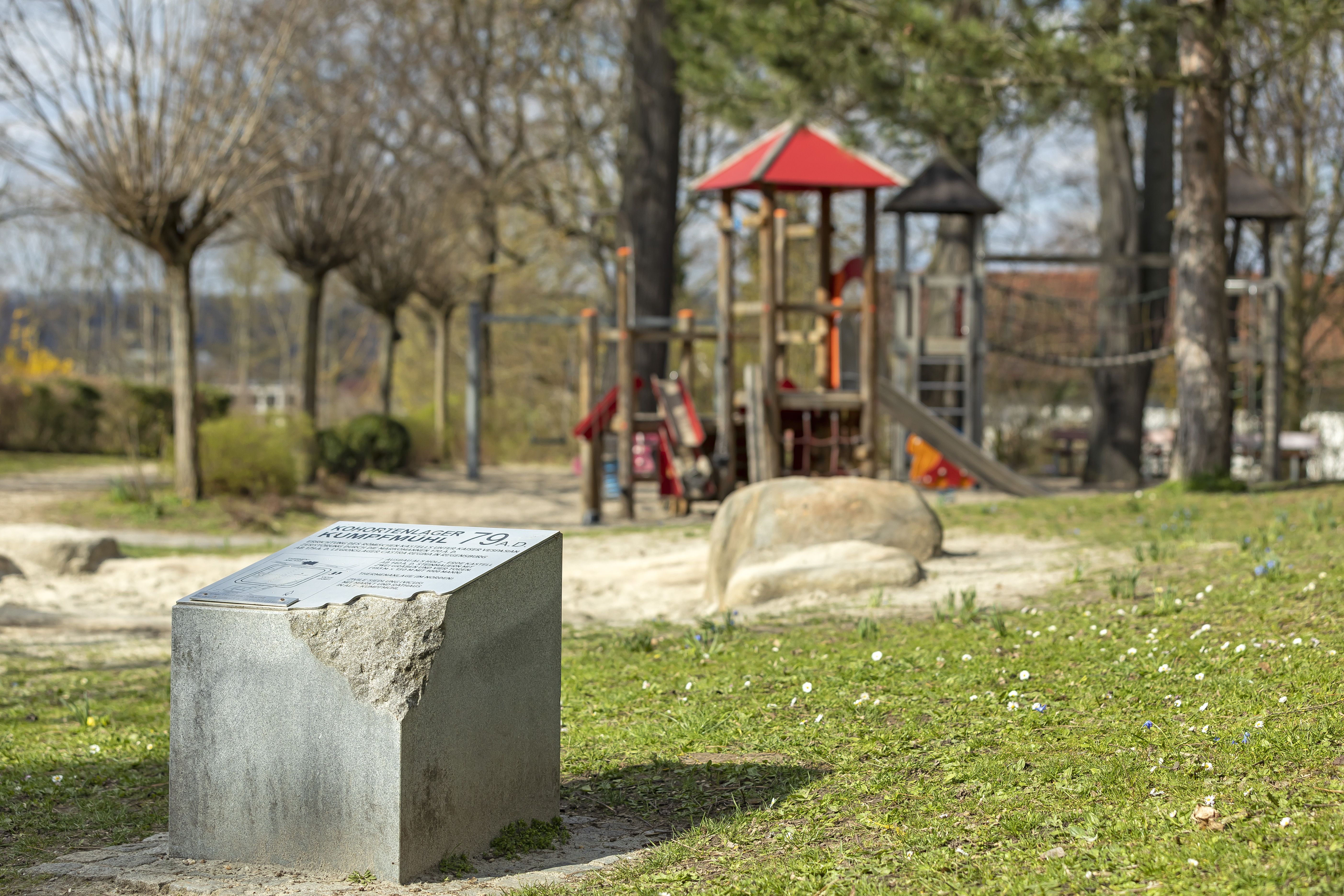 Fotografie: Der Informationsstein befindet sich in der Nähe des Kinderspielplatzes, östlich der Kleingartenanlage.