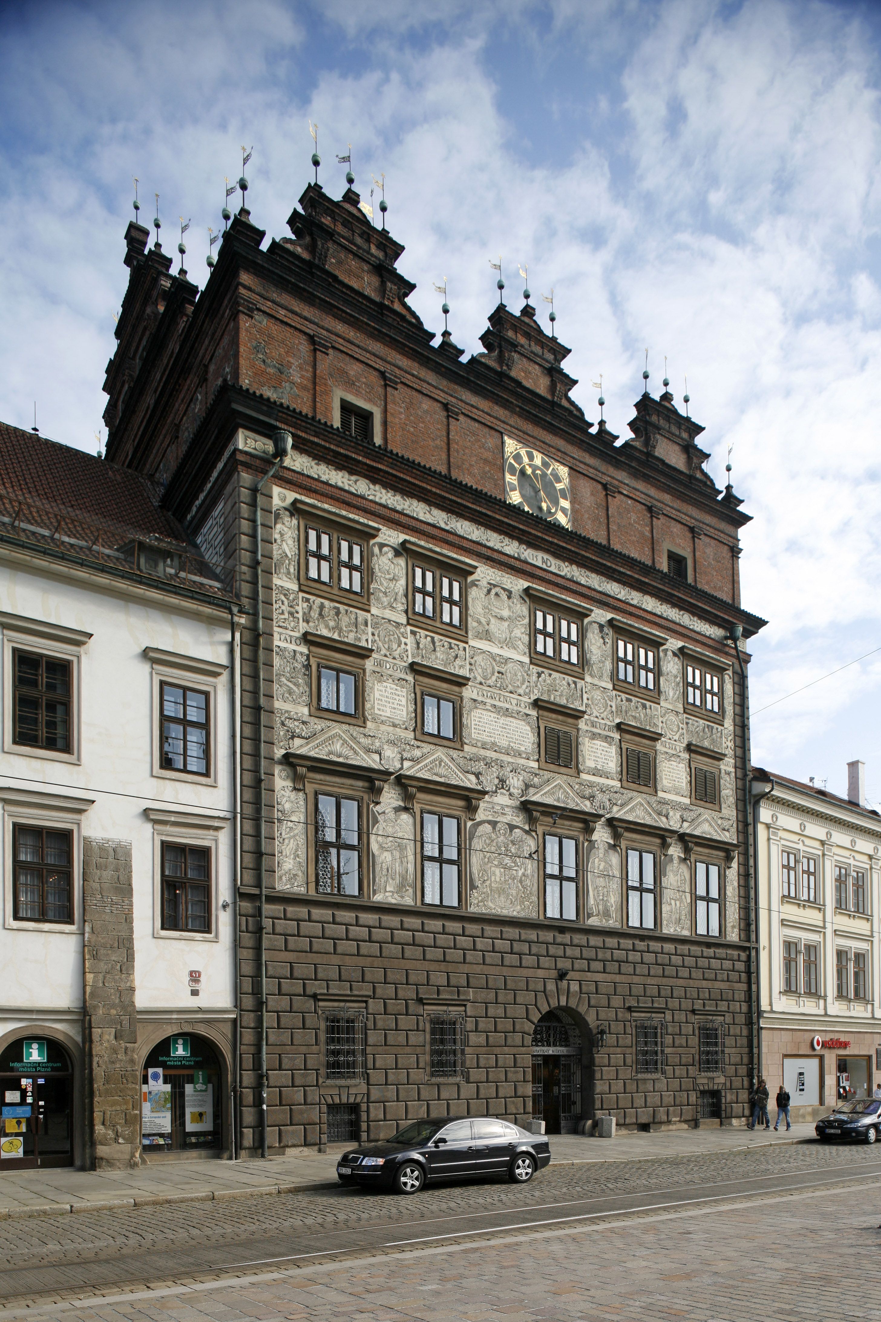 Fotografie: Das Pilsener Rathaus ist ein echtes Schmuckstück der Renaissance. Erbaut im 16. Jahrhundert dient es noch heute seinem ursprünglichen Zweck.