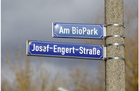 Fotografie - zwei Straßenschilder