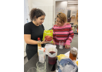 Mädchen mixen einen Cocktail 