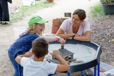 Fotografie: Martina Scheuchl mit zwei Kindern am Sandspieltisch