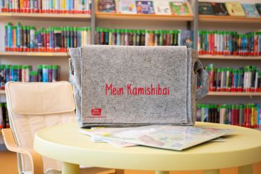 Fotografie - Zu sehen ist die Tasche, mit der das ausleihbare Kamishibai kommt.