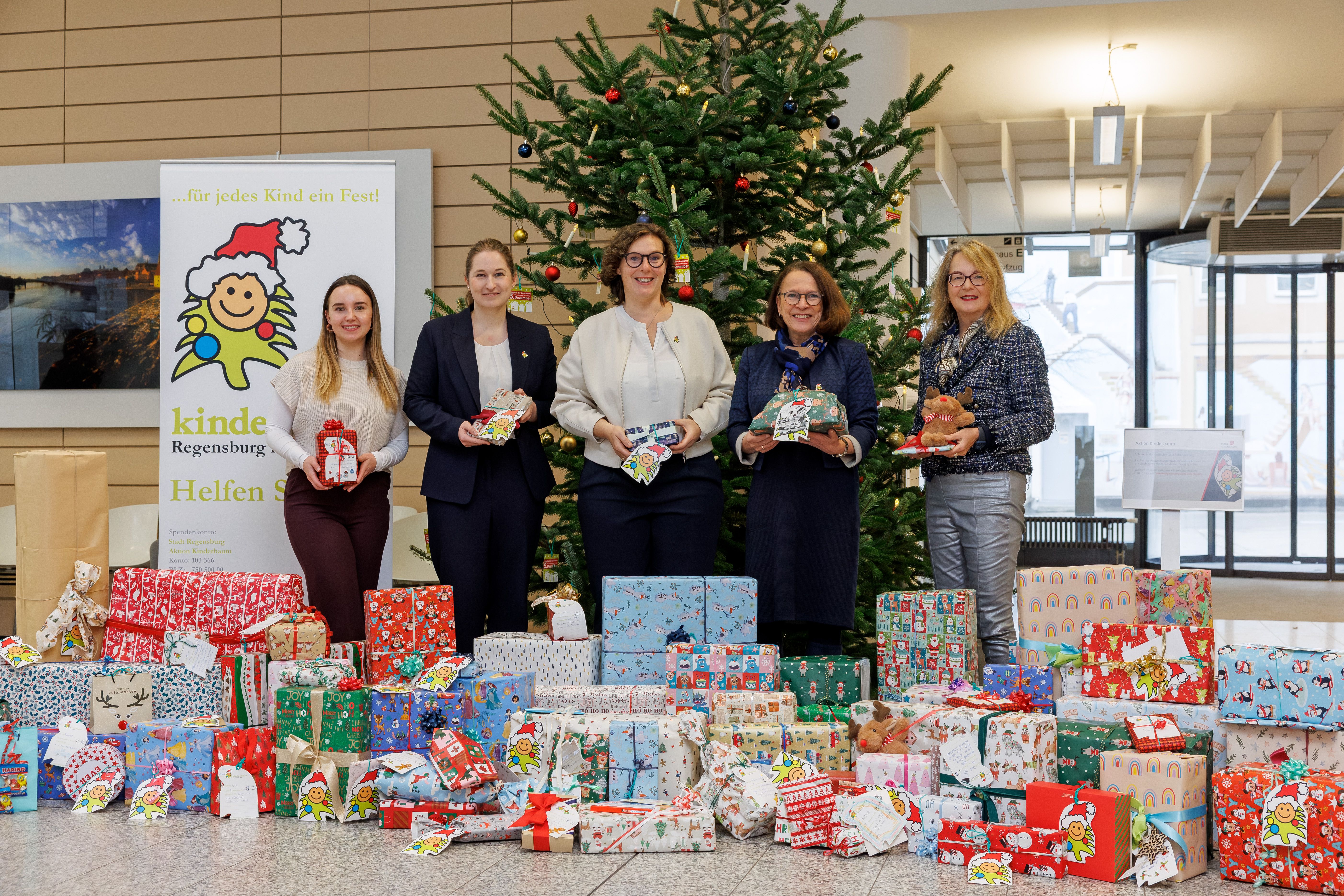 Foto_Spendenübergabe, Firma Aumovia bringt 80 Geschenke .