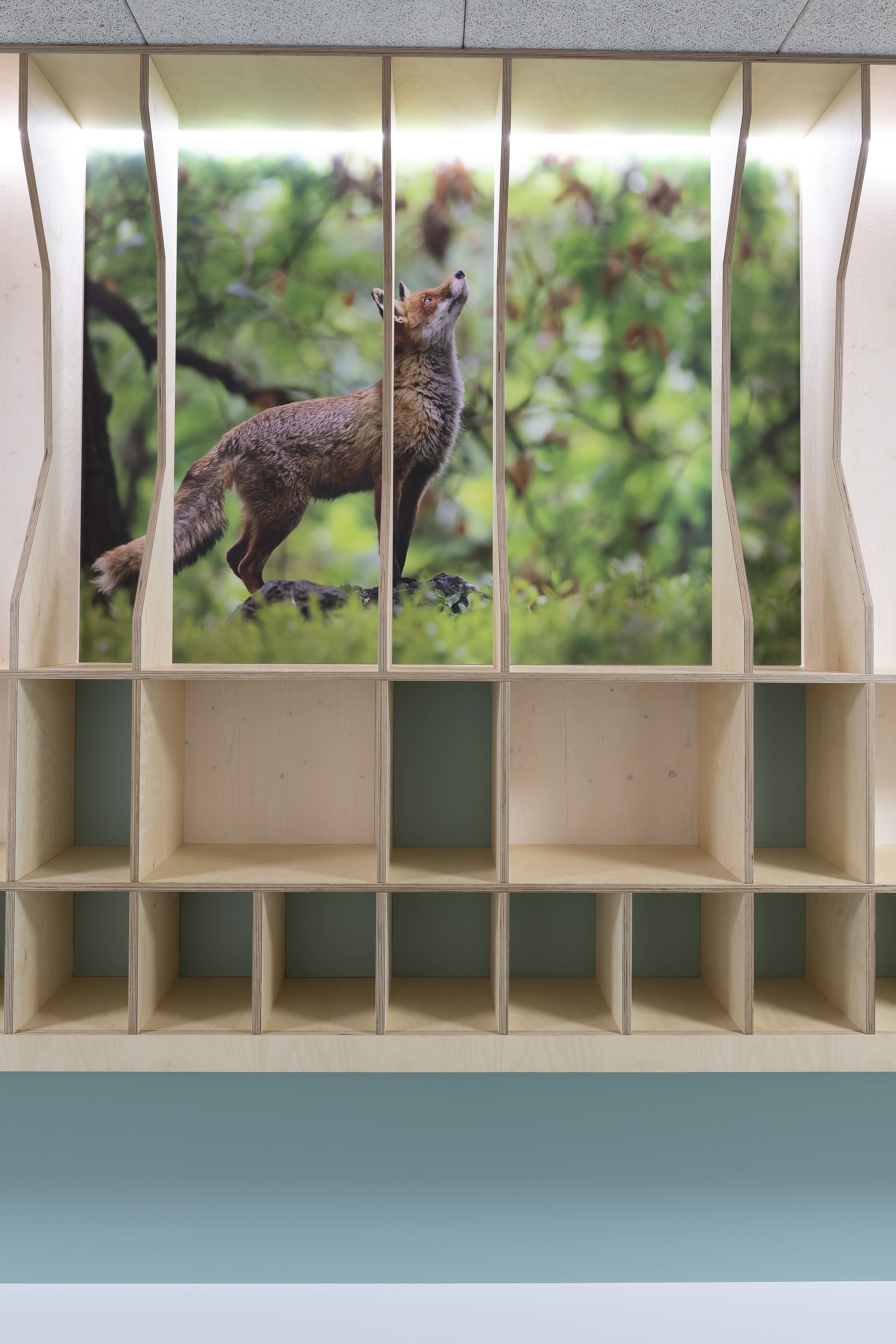 Fotografie: Bild eines Fuches hinter der Garderobe im Kinderhaus in der Guerickestraße