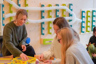 Fotografie - Personen spielen in einer Kindertagesstädte