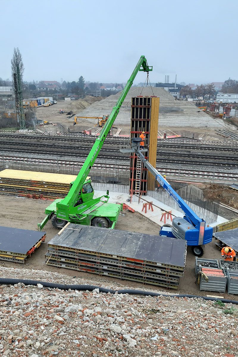 Neubau Klenzebrücke - Fotografie - Die Arbeiten zum Bau des ersten Widerlagers haben begonnen. Auf dem Bild sieht man die Schalung für die erste Widerlagerwand auf der Südseite der Dörnbergbrücke.
