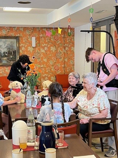 Fotografie – Gedreht wurde auch im Bürgerheim Kumpfmühl, wo die Darsteller aller Generationen viel Spaß beim Dreh hatten.