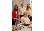 Fotografie – Messestand der Stadt Regensburg mit Vertreterinnen und Vertretern des Personalamts – im Vordergrund ein Tisch mit Informationsmaterial, im Hintergrund ein Roll-up (C) Ludwig Elbin, Stadt Regensburg