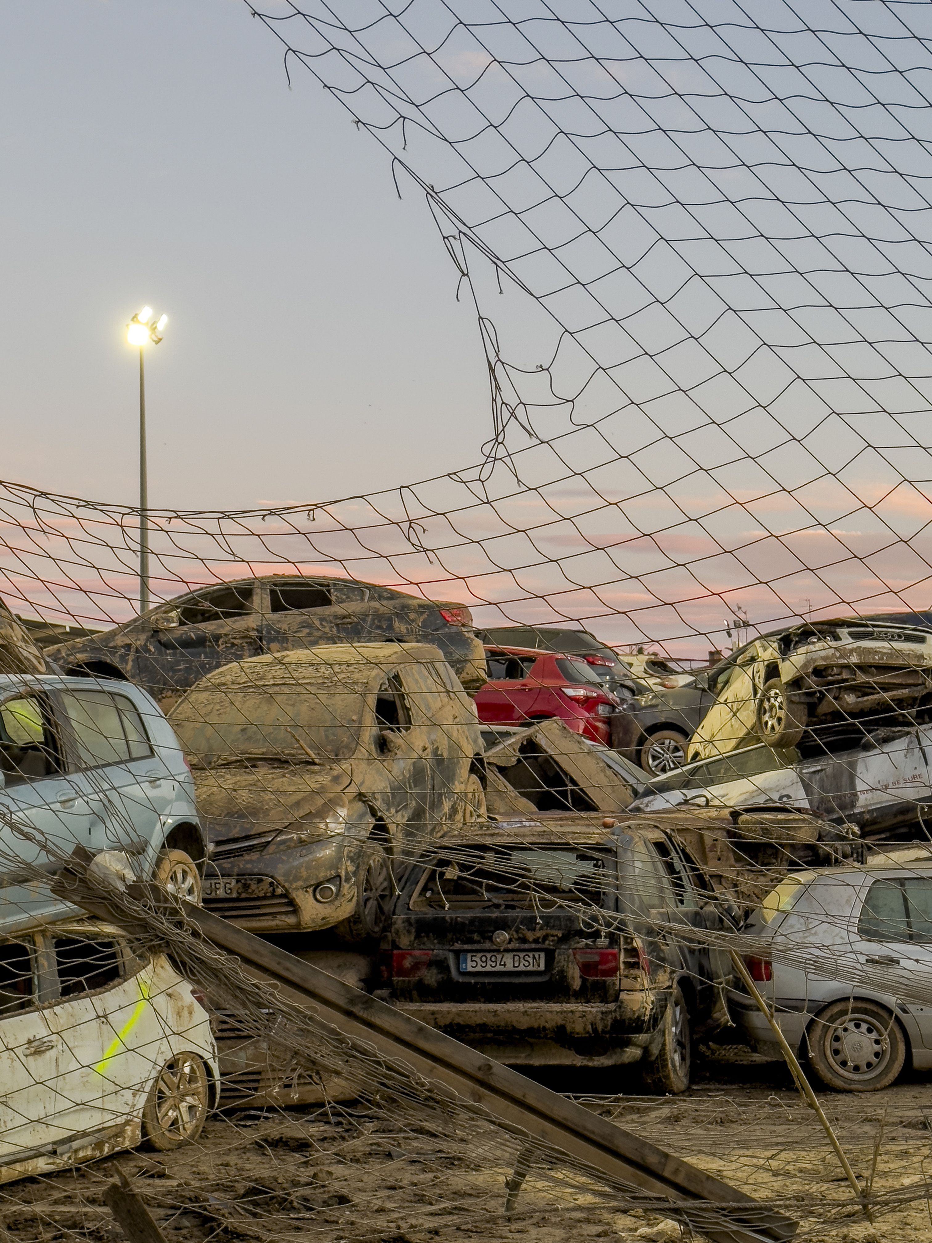 Fotografie – Autos, die bei der Umweltkatastrophe zusammengeschwemmt und gestapelt wurden