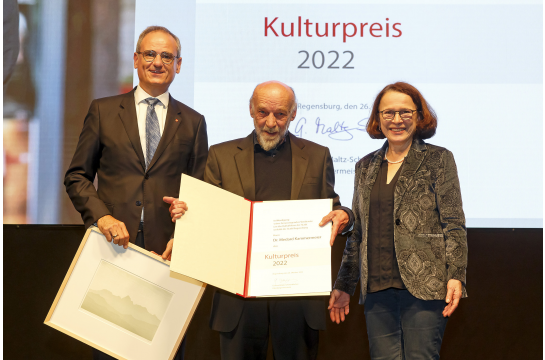 Fotografie: Kulturreferent Wolfgang Dersch und Oberbürgermeisterin Gertrud Maltz-Schwarzfischer mit dem dem neuen Preisträger Medard Kammermeier