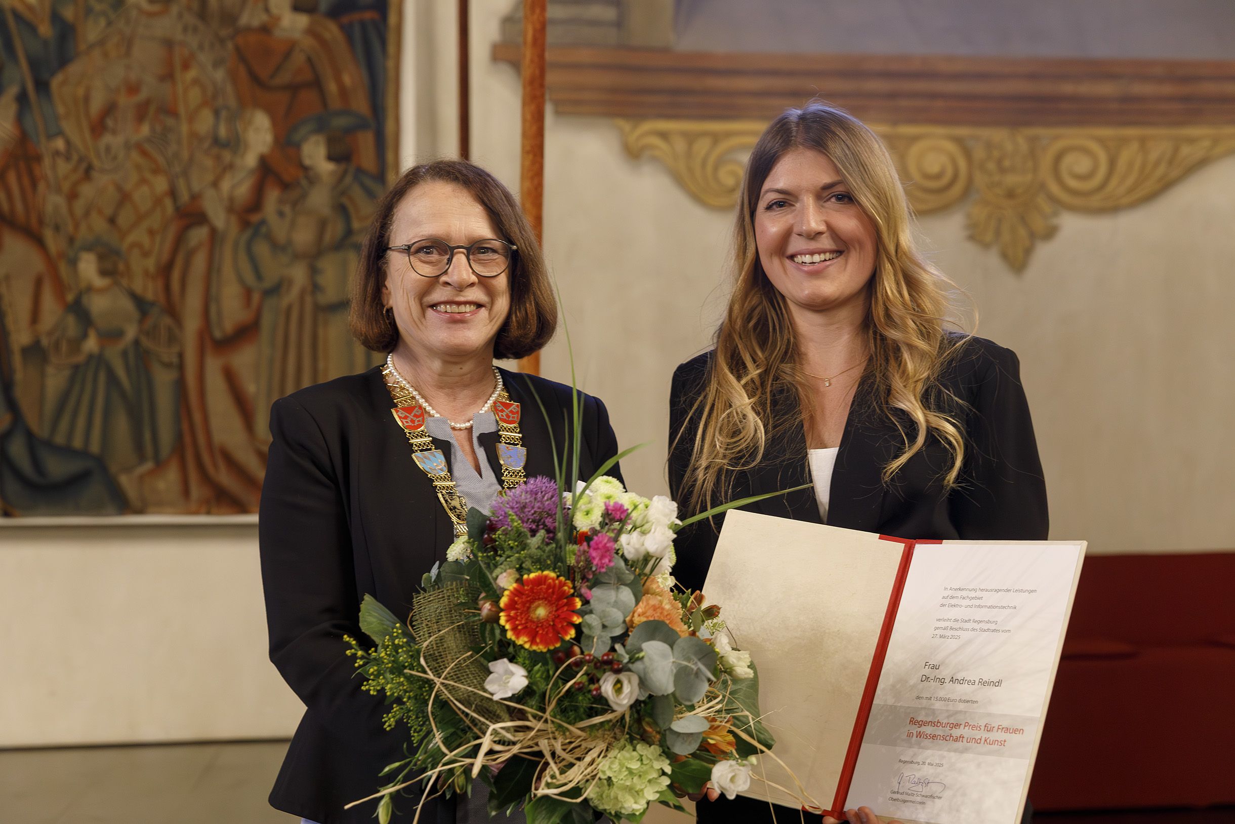 Fotografie – Oberbürgermeisterin Gertrud Maltz-Schwarzfischer und Preisträgerin Dr.-Ing. Andrea Reindl