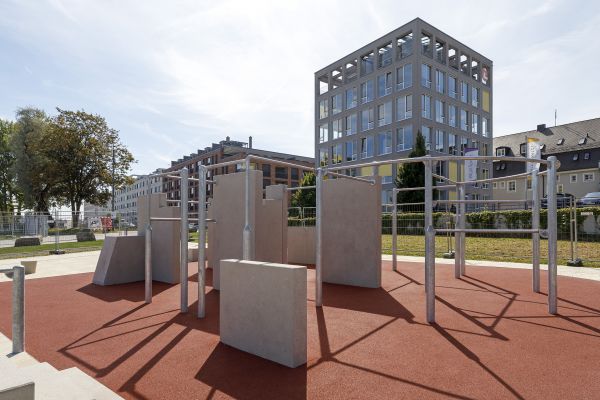 Fotografie: Spielgerät in der Grünanlage mit Jugendspiel Marina Quartier