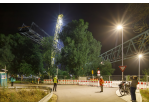 Fotografie: Blick von der Straße auf den Kran und ein Brückenteil (C) Bilddokumentation Stadt Regensburg