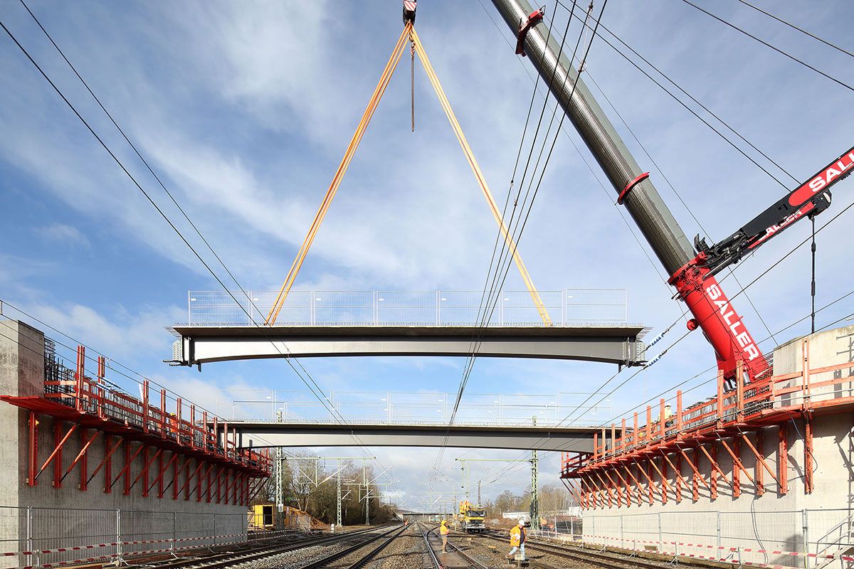 Neubau Klenzebrücke - Fotografie - Einhub Verbund-Fertigteilträger - auf dem Bild ist zu sehen, wie der zweite Verbundfertigteilträger mit Hilfe eines Montagekrans eingehoben wird.