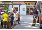 Fotografie: Markus Weinbeck erklärt das Feuerwehrauto. (C) Bilddokumentation Stadt Regensburg