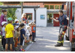 Fotografie: Markus Weinbeck erklärt das Feuerwehrauto.