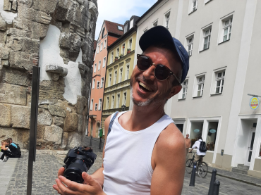 Die Fotografie zeigt ein Porträt des Künstlers