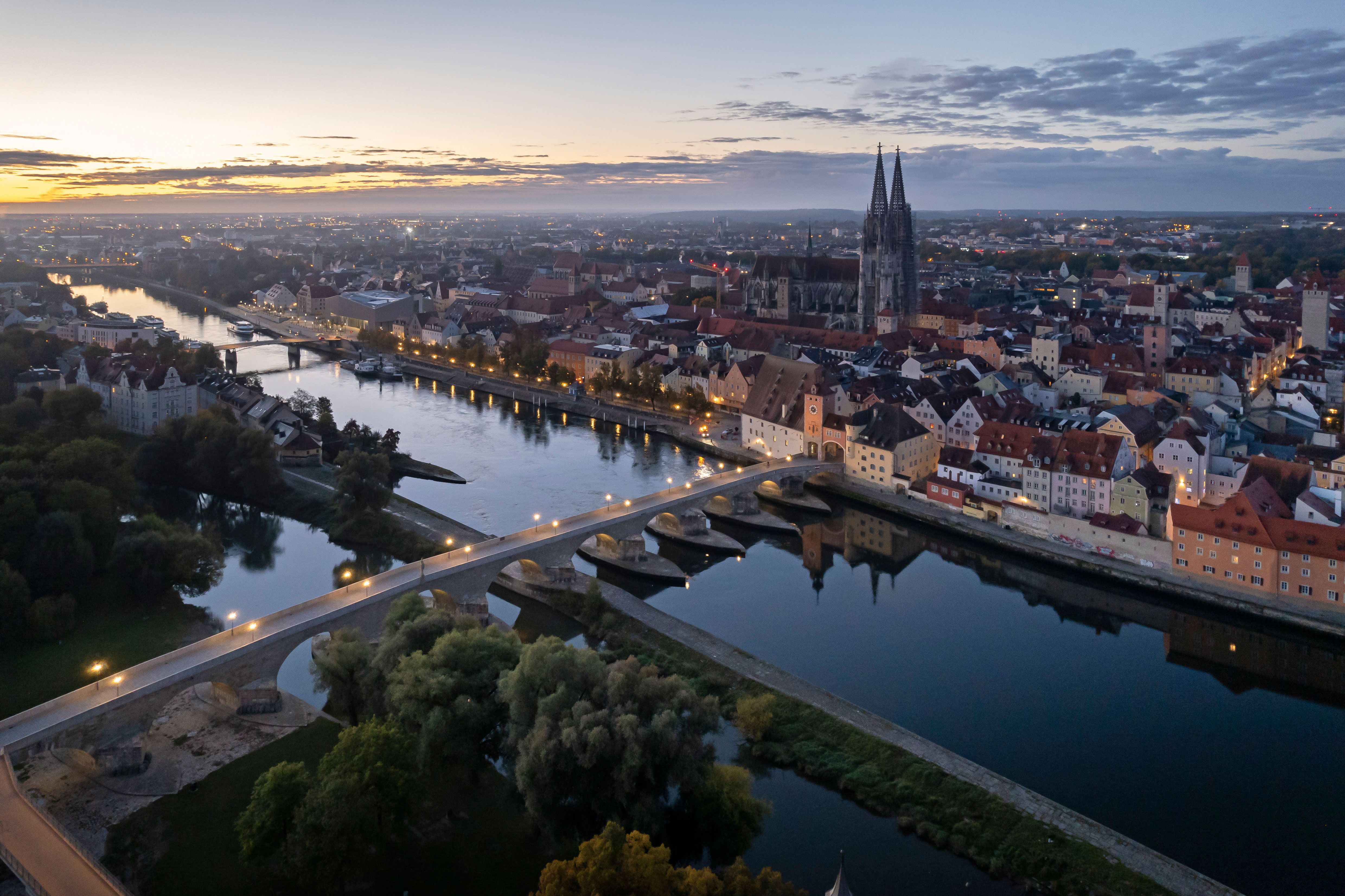Bildmaterial - Luftaufnahme Steinerne Brücke und Altstadt - Morgenstimmung