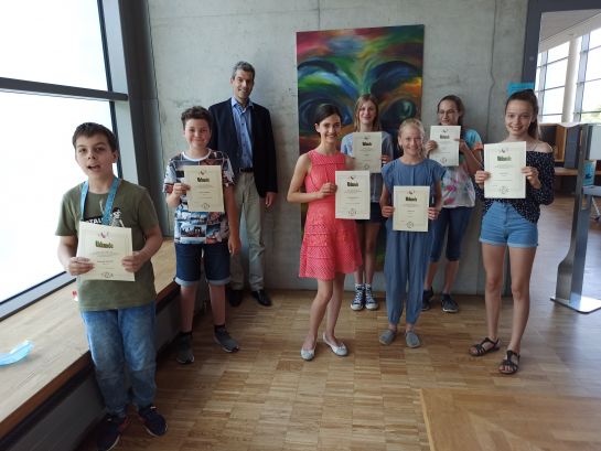 Der Schulleiter Herr Krottenthaler im Kreise der Preisträger der Fürther Mathematikolympiade (C) BoKa