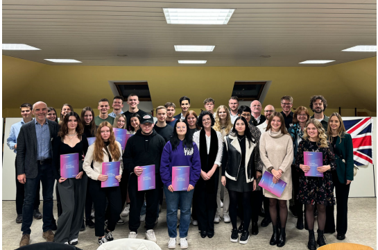 Fotografie: Die Erasmus-Schülerinnen und Schüler mit Bildungsreferentin Dr. Sabine Kellner-Mayrhofer, Schulleiter Manfred Soderer (links), Fachbetreuer sowie der CCL Organisatorin Holly Work aus London (1. Reihe Mitte)
